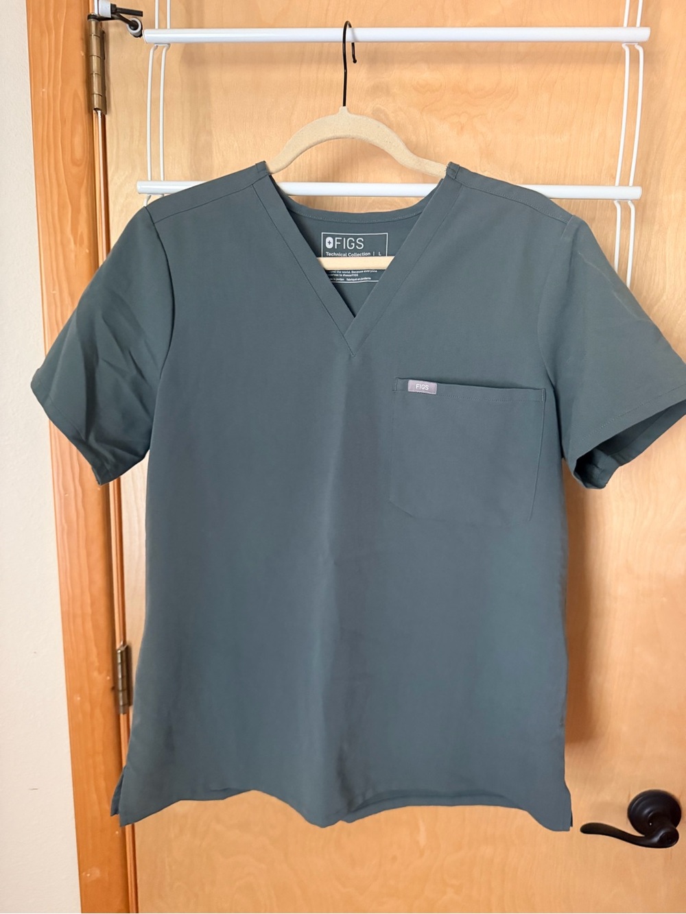 FIGS Women’s Caterina Scrub Top in Bonsai, size Large